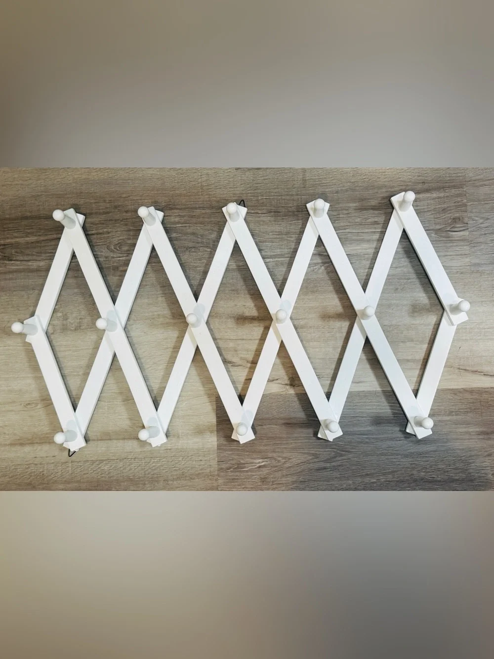 White Expandable Wall Peg Rack - Home Wall Decor 16 Pegs